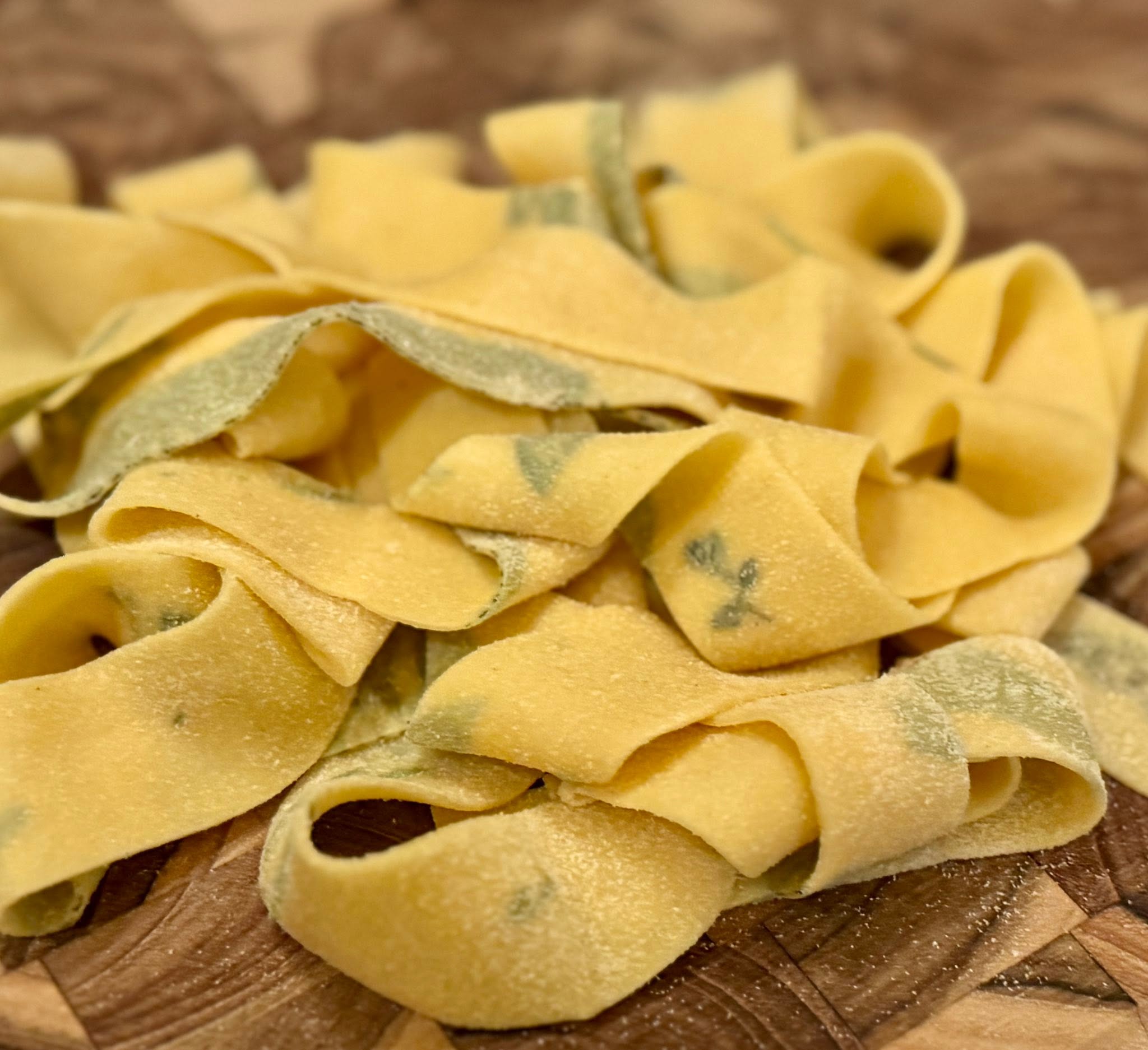 pappardelle mit kräutern einlaminiert